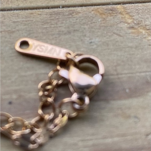 💥Heart with Floating Crystal Necklace - Rose Gold Plated💥 NIB - Picture 5 of 7